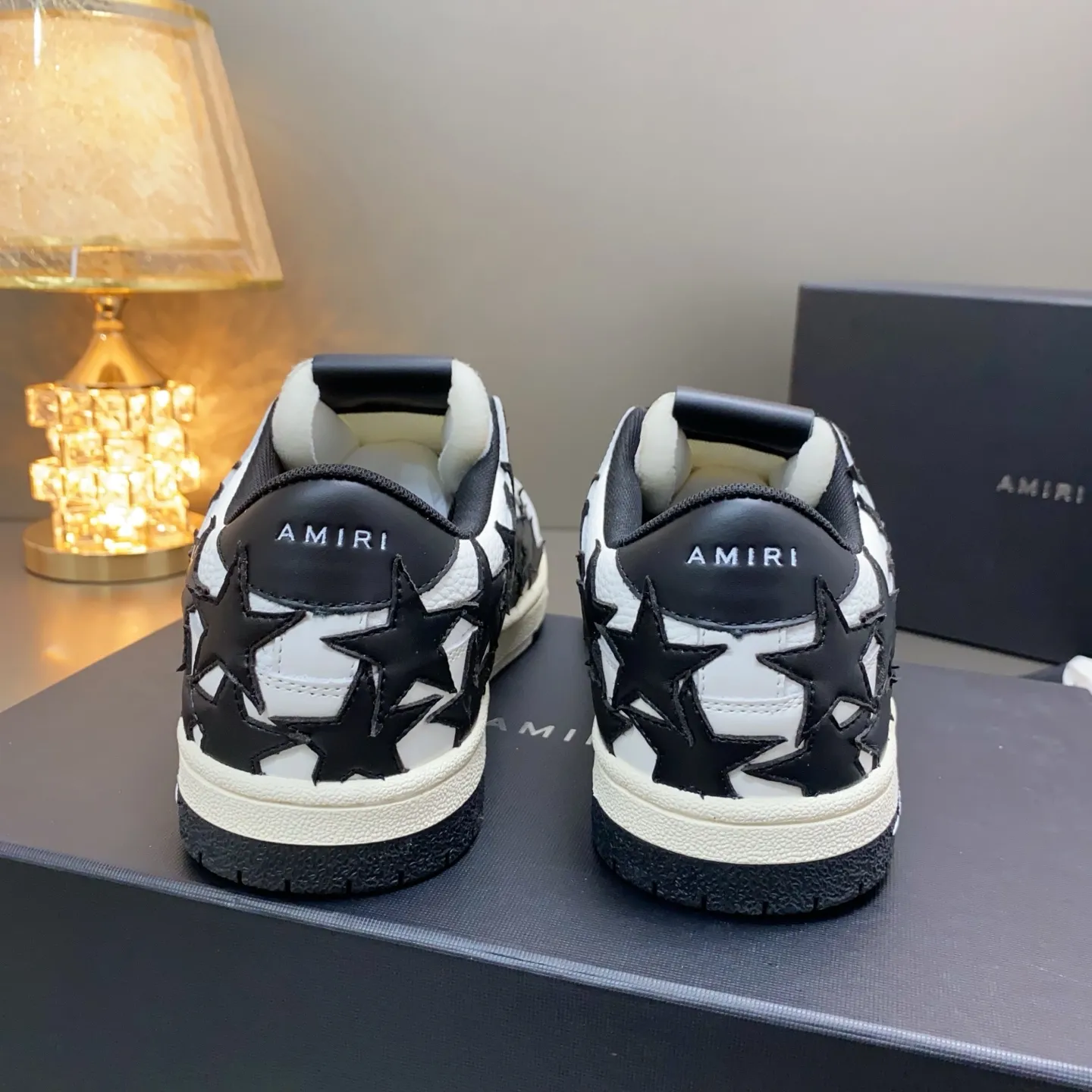 p620🐮🐮AMIRI 💧🌳Couple model💎 The latest The Pacific series Couple model Bone Star Casual sneakers Skateboard shoes ✔️ AMIRI's Pacific shoes are a sneaker that combines luxury and street style. Many celebrities and Internet celebrities have the same style. Its design and workmanship are very elegant. Made of high-grade cow leather, soft to the touch and highly durable 💘💍Fabric: Original customized imported first-layer cowhide 💘💍Inner lining: Original customized breathable mesh lining 💘💍Feet: Original injection molded one-piece, comfortable and wear-resistant without tiring the feet 💘💍Outsole: Original 1:1 molded three-color sole Original outsole 💘💍Sole thickness: 3CM 💘💍Size: Female 35-40 Male 39-46 💘💍price; top version 💦Special remarks Remark: (Female size 34 40. Men’s size 38 45 46 is customized and cannot be returned or exchanged) Please note when placing an order! Thank you🤝🤝